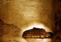 grafitti-wall-detail-wall-G-saint-peter-tomb-glass